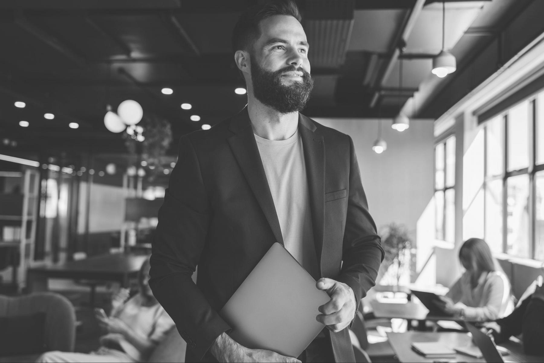 Teilnehmer analysieren technische SEO-Daten während eines Workshop-Seminars